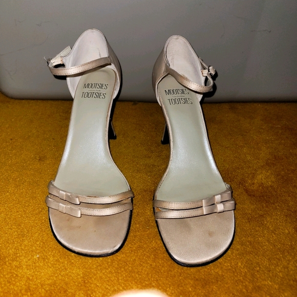 Heels - Picture 3 of 4